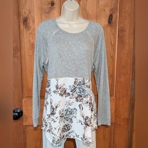 Potter's Pot Gray and Cream Floral‎ Tunic
